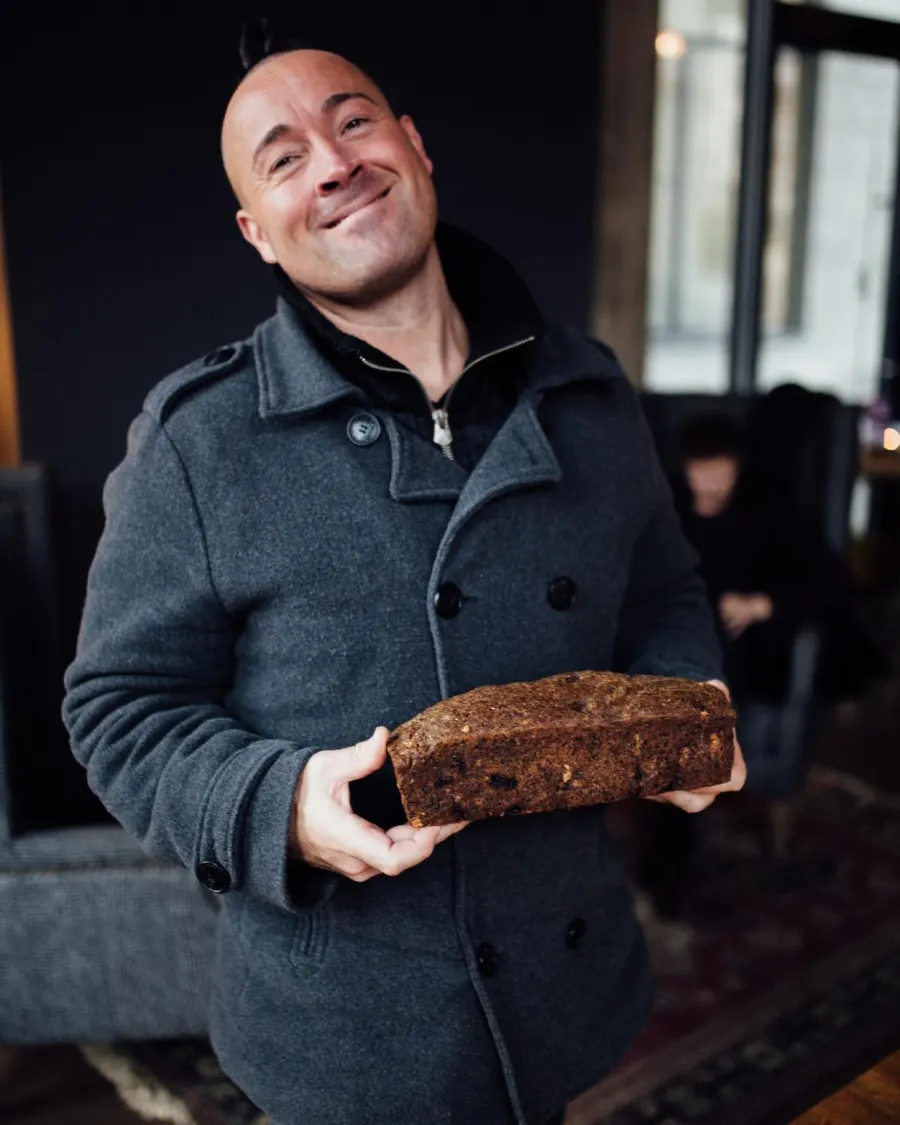 Gründer Stephan Tuchscherer mit einem frisch gebackenen IQ Brot