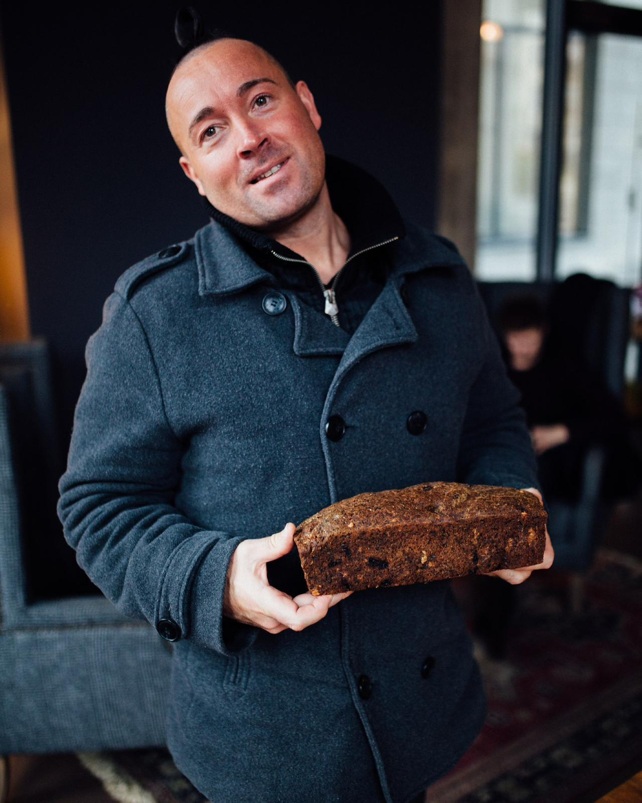 Gründer von IQ Brot mit frischem Laib