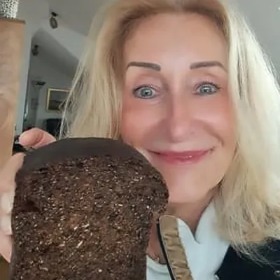 Isolde F. mit IQ Brot